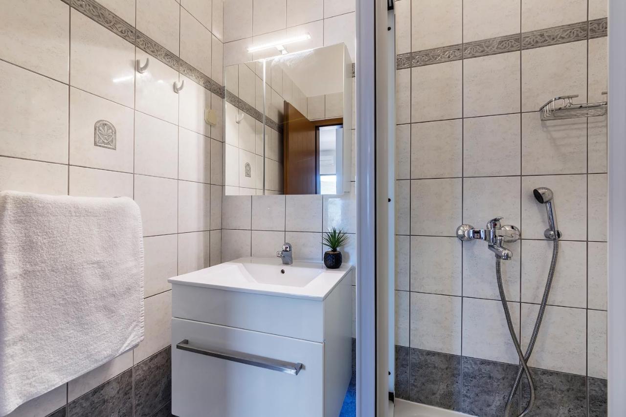 Apartments With A Parking Space Rabac, Labin - 9652 Екстер'єр фото